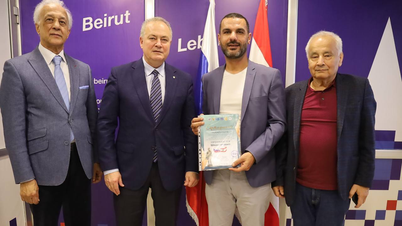 قام السفير الروسي في لبنان بتكريم الفائز في مسابقة التصاميم النحتية للنصب التذكاري لبوشكين