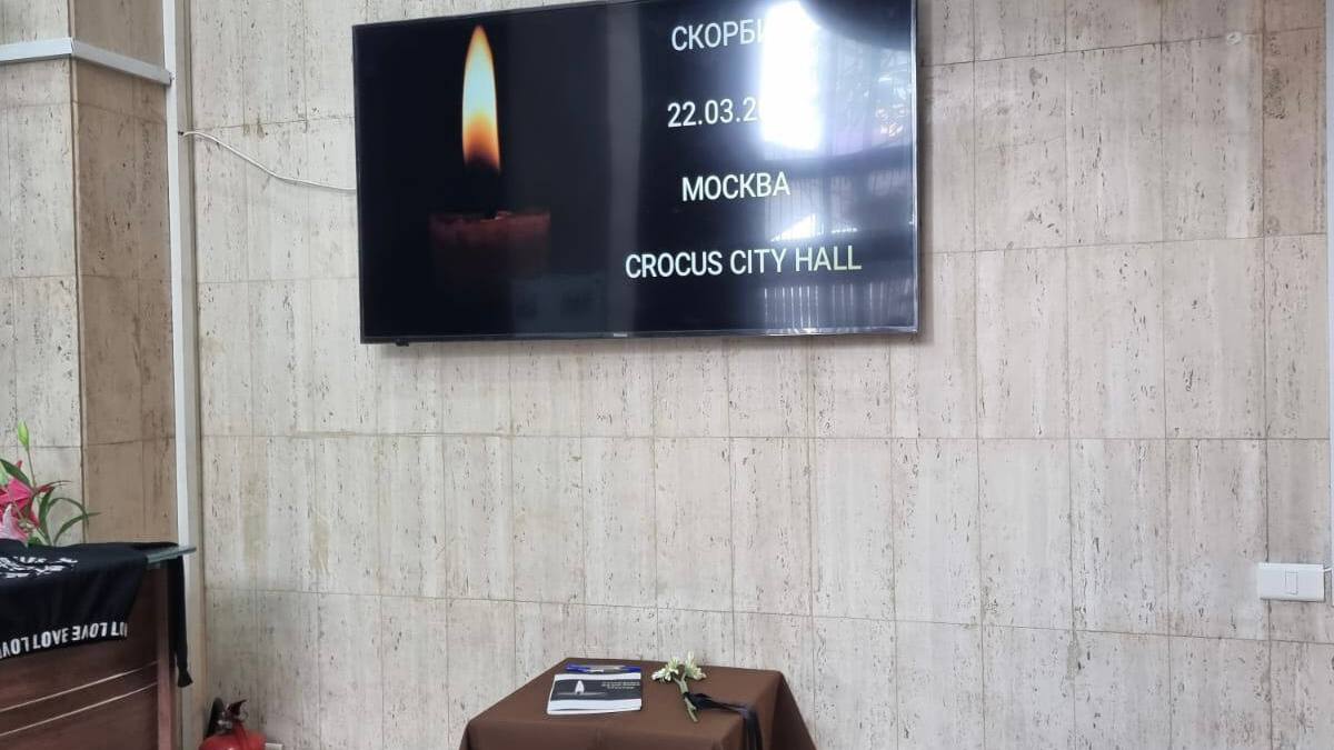 Люди выражают соболезнования в связи с трагедией в Москве